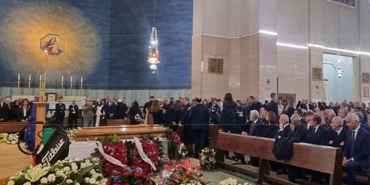 Ovazione e commozione, l’ultimo saluto al Presidente Franco Chimenti